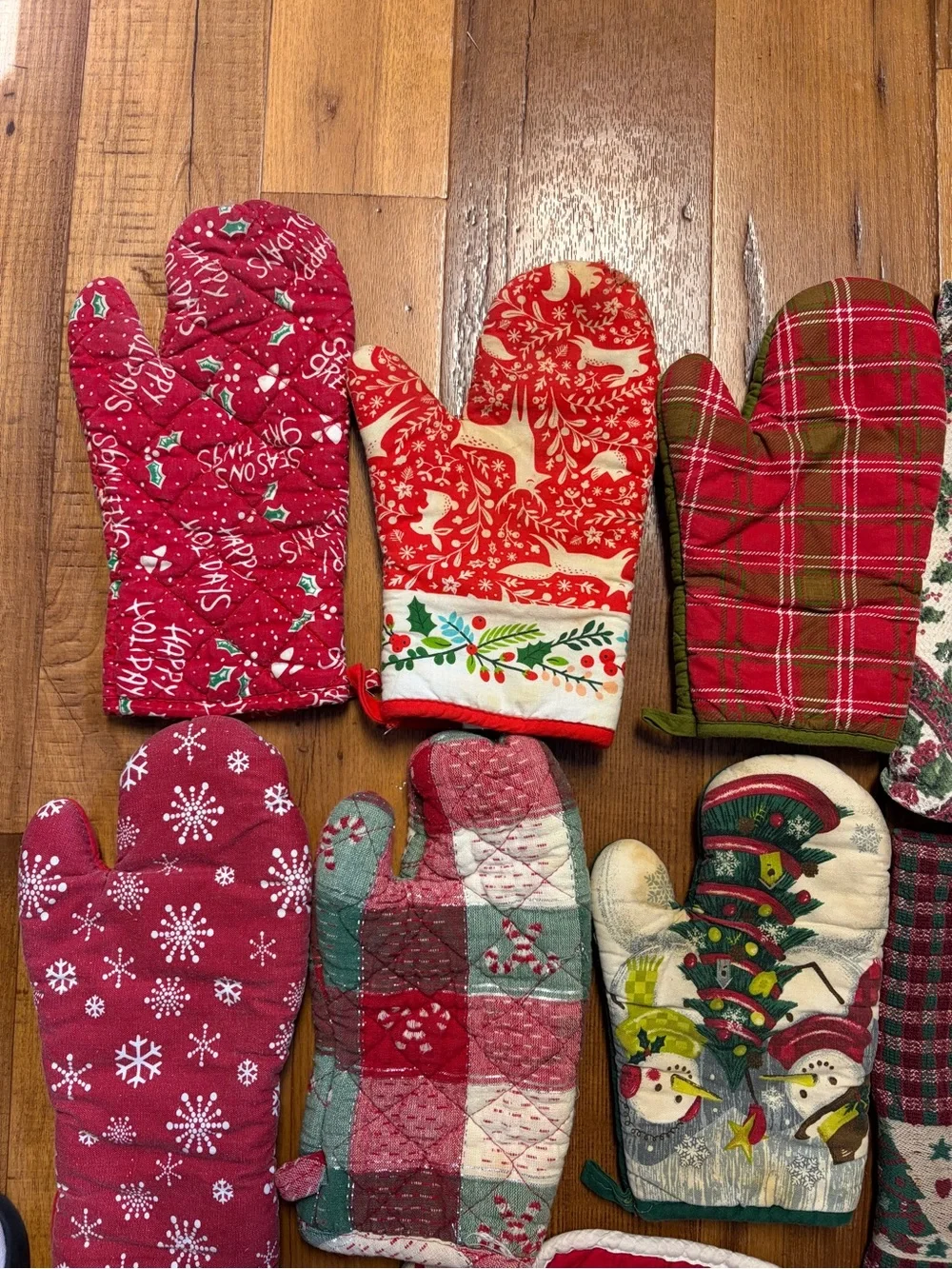 Christmas Baking Mitts And Towels Vintage 11 Pieces